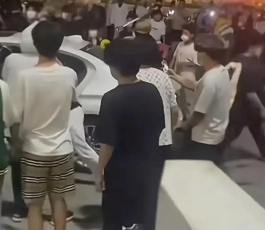 临沂20多个精神小伙打砸宝马这事，其实也正常，临沂别称中国的佛罗里达，三线城市中