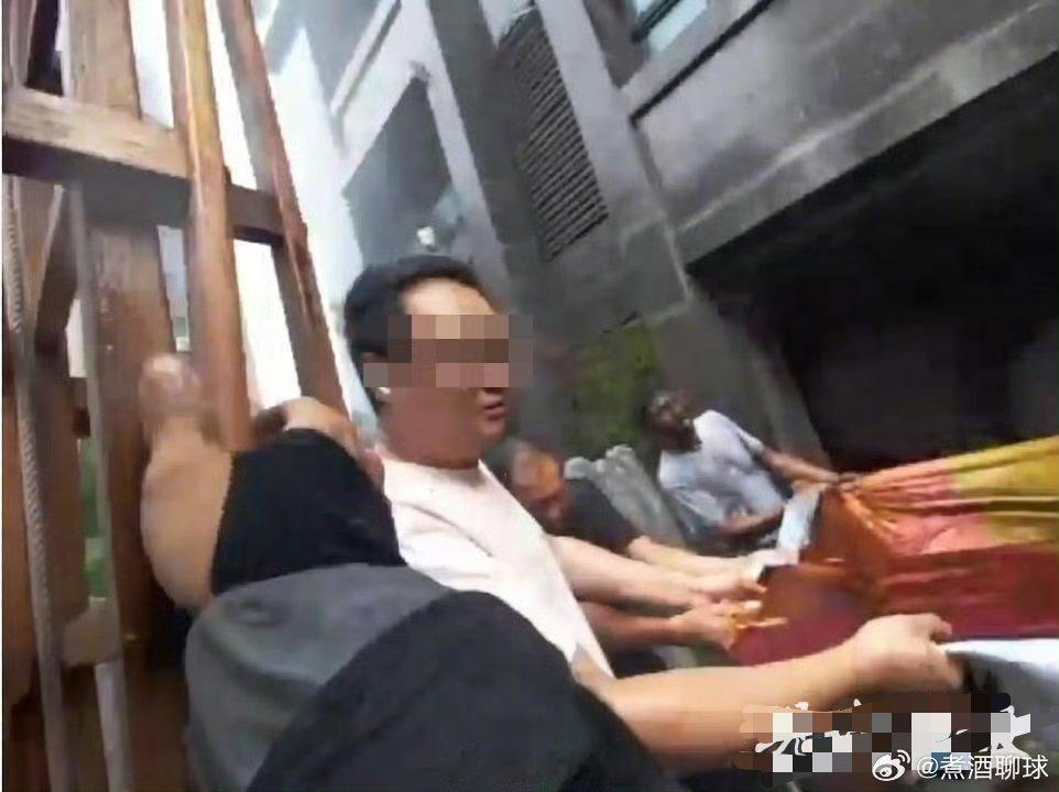 连云港消防回应火灾母女坠楼虽说消防战士们冲在火场救人很不容易，但从现场情况来看，