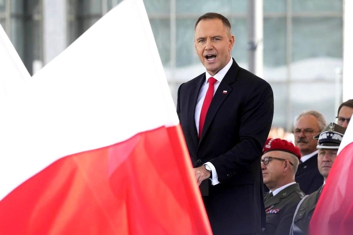 北约这帮人，真的绝了。说好了一起盯着东边的熊，结果波兰扭头一枪，直接怼在了德国