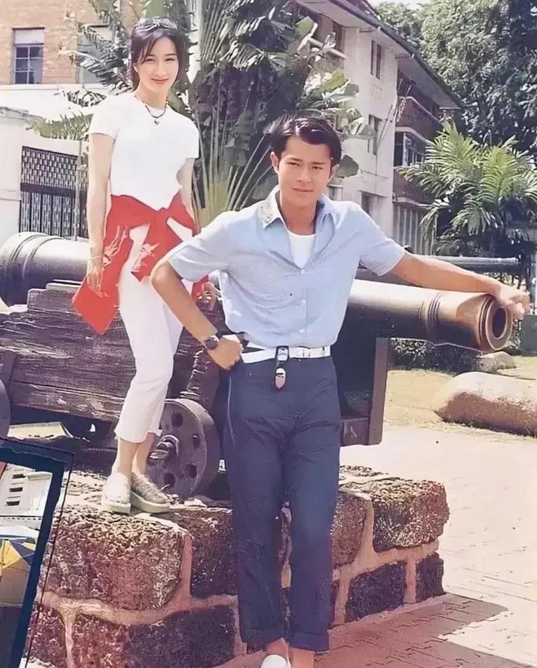 这是张家辉的妻子关咏荷与古天乐同游马来西亚时的一张合影老照片，拍摄于1996年，