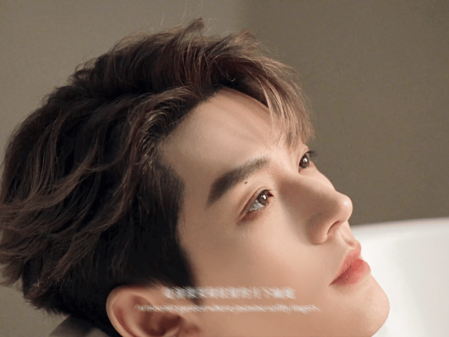 邓为最新品牌大片截图，好精致立体的侧颜，太帅了！！