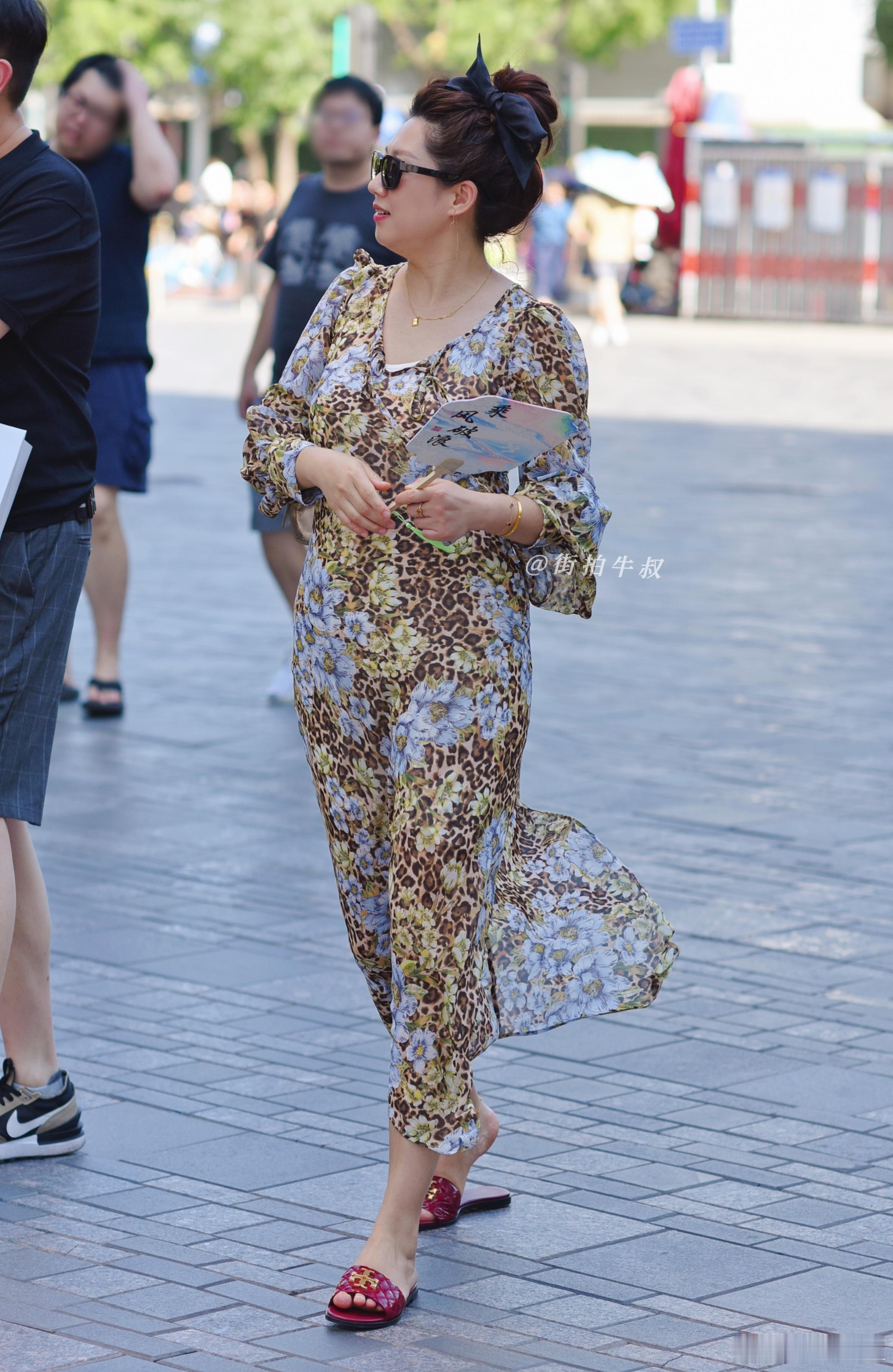 国风印花的豹纹连衣裙