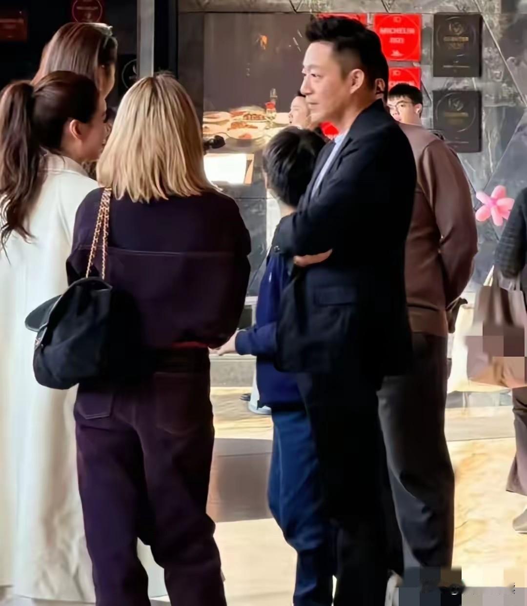 说句真心话姐弟俩没露出正脸前各种人各种夸俊帅高说尤其是姐姐长得太像亲妈