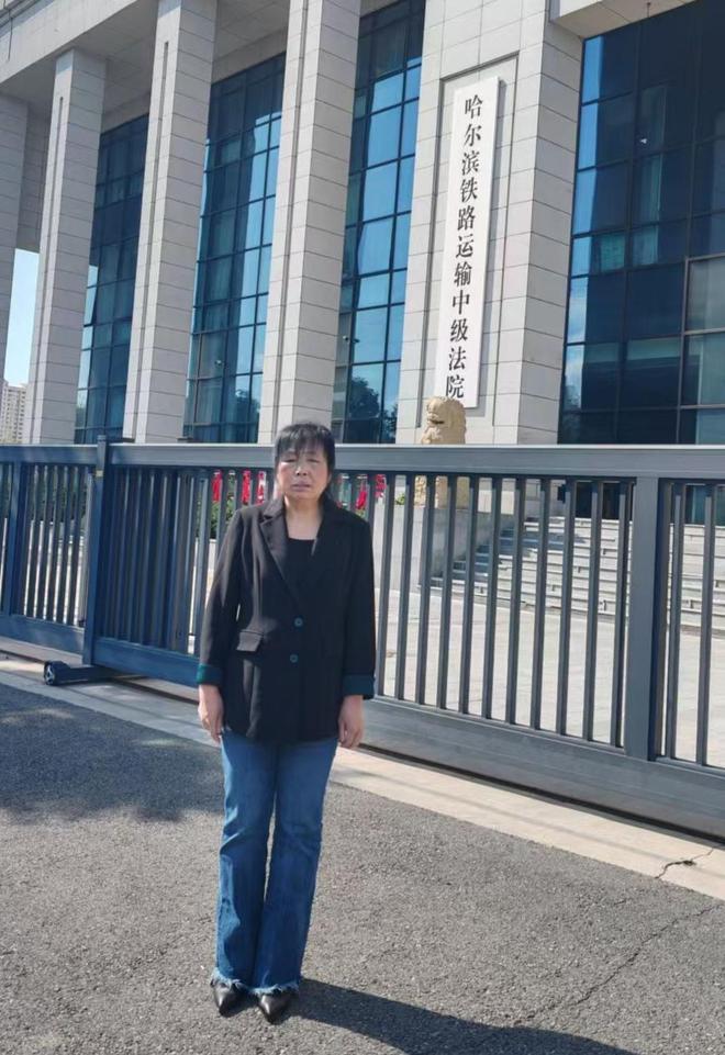 黑龙江哈尔滨，60岁女子因当地高速公路建设，包括她父亲在内的7座亲人祖坟被强制拆