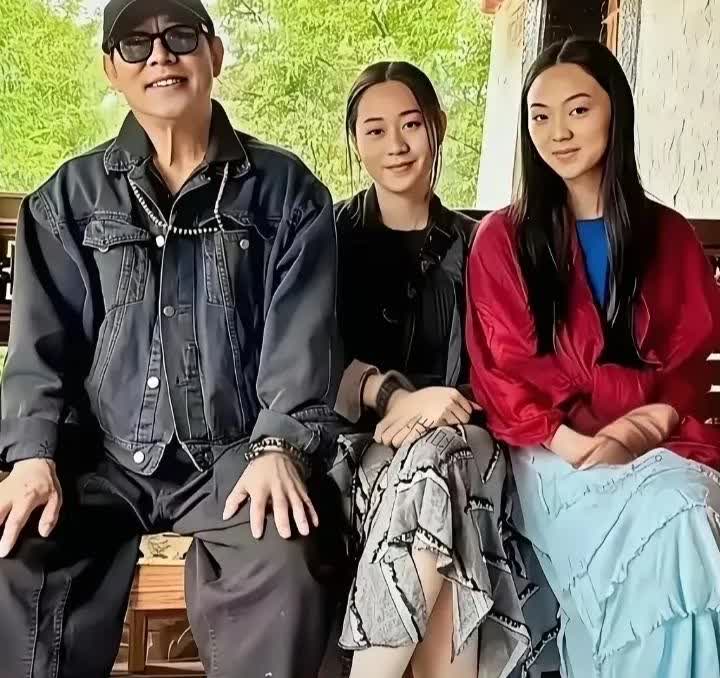 这是李连杰和他的女儿合照这俩个女儿是李连杰和利智所生，都说青出于蓝而胜于蓝，