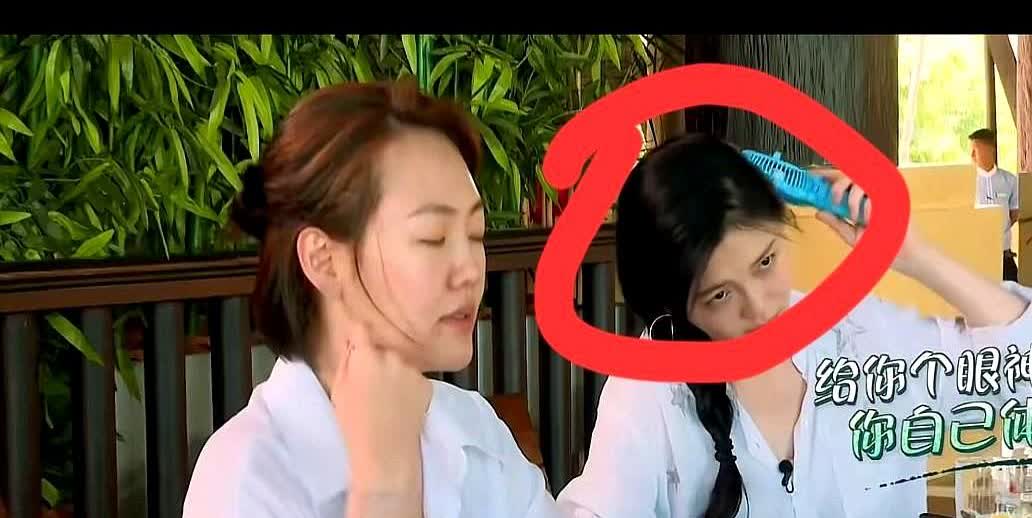 大s去世前最后一次参加综艺，现在看她有点吓人。当时她应该是在给头部做保养，别