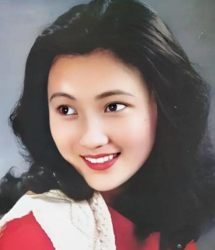 1981年，16岁的绝世美女林芳兵行走在街头，一男子趁其不备，手拿玻璃渣对着她的