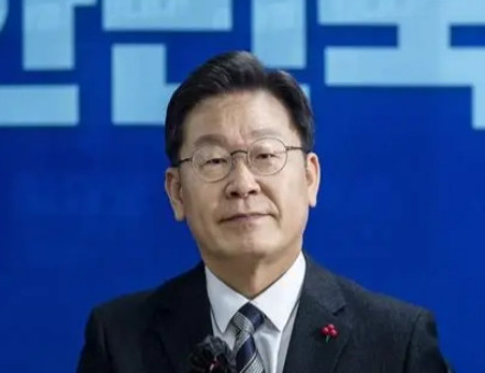 李在明不来阅兵，其实就是已经站队美国了。咱们不要误解，说什么李在明“亲华”。