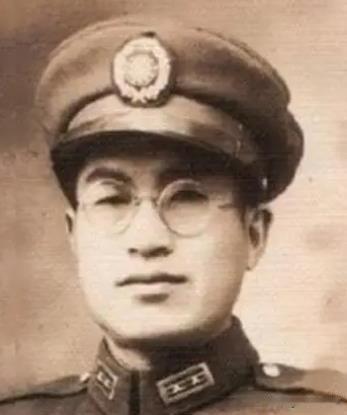 1974年11月17日，台湾“陆军总司令”黄杰走进一个小破屋，床上有一具尸体，等