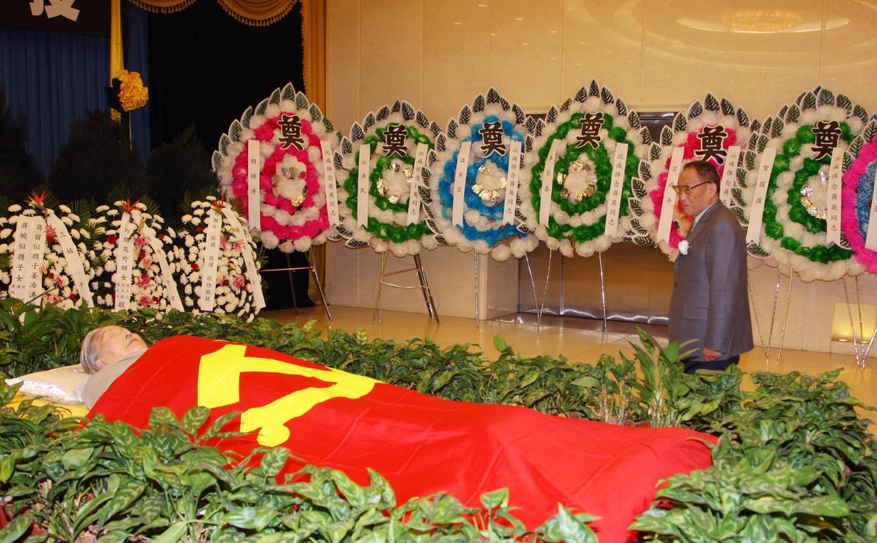 2012年，蒋英在北京去世，葬礼上，她的遗体被鲜红的党旗覆盖，这一细节引发了不少