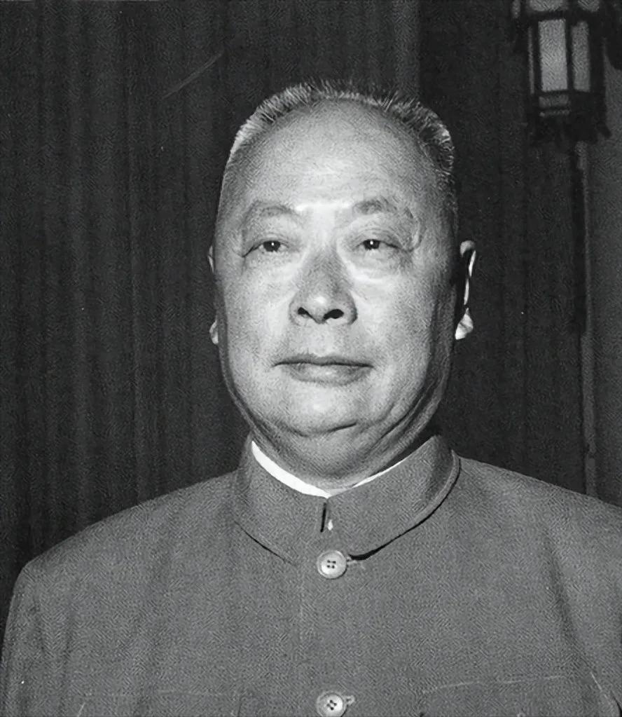 1971年冬天，北京301医院的一个会议室里，传出一声巨响，中央军委副主席叶剑英