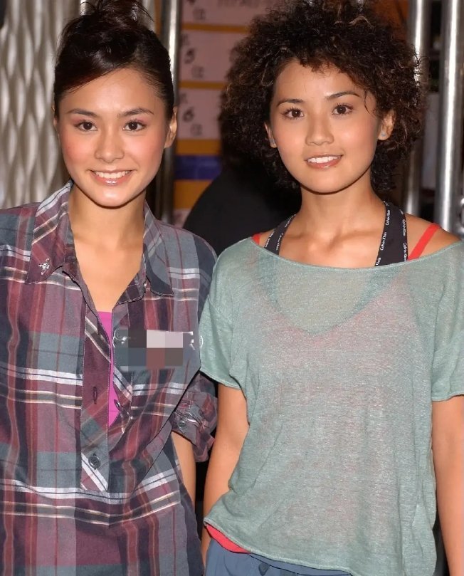 阿Sa、阿娇刚出道时穿的几乎一模一样，发型也一样，傻傻分不清楚，感觉很像～难怪叫