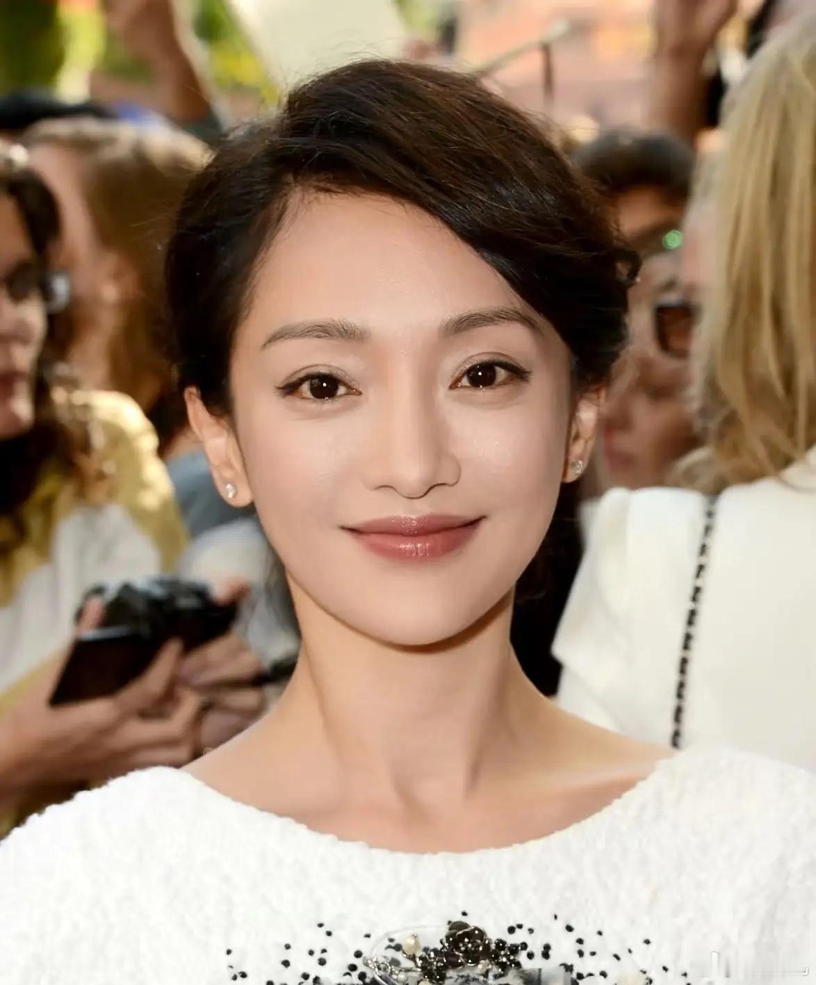 1.迪丽热巴的粉丝真是“恨铁不成钢”，觉得自家艺人事业心不够强，总是和男艺人传出