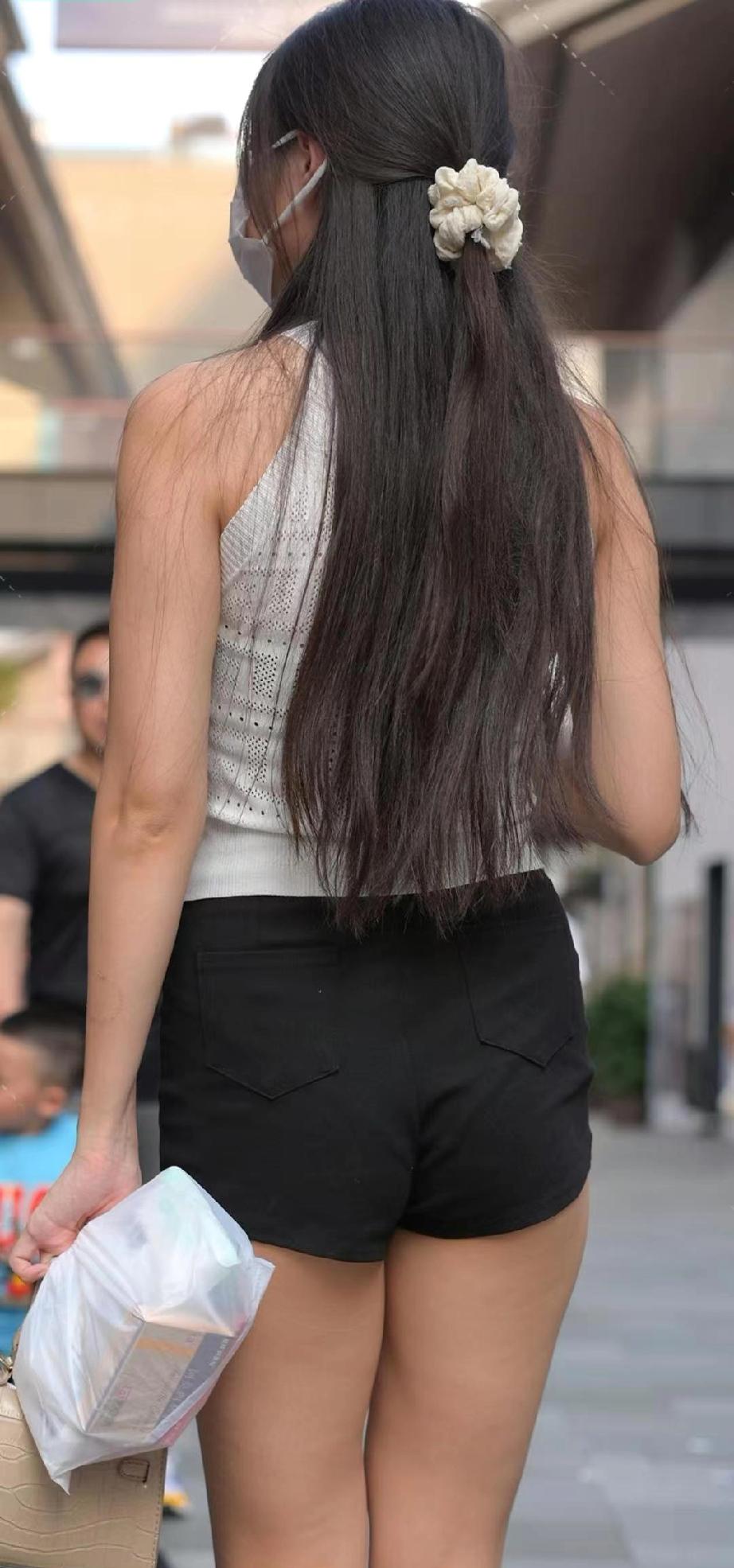 口罩美女街拍，这大长腿太吸睛了！"