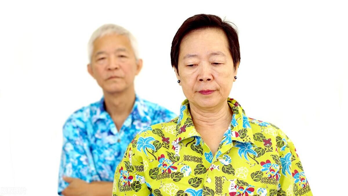 心寒就是一瞬间的事。我同学的父母，相伴走过40多个年头，生了4个子女，结果就因为