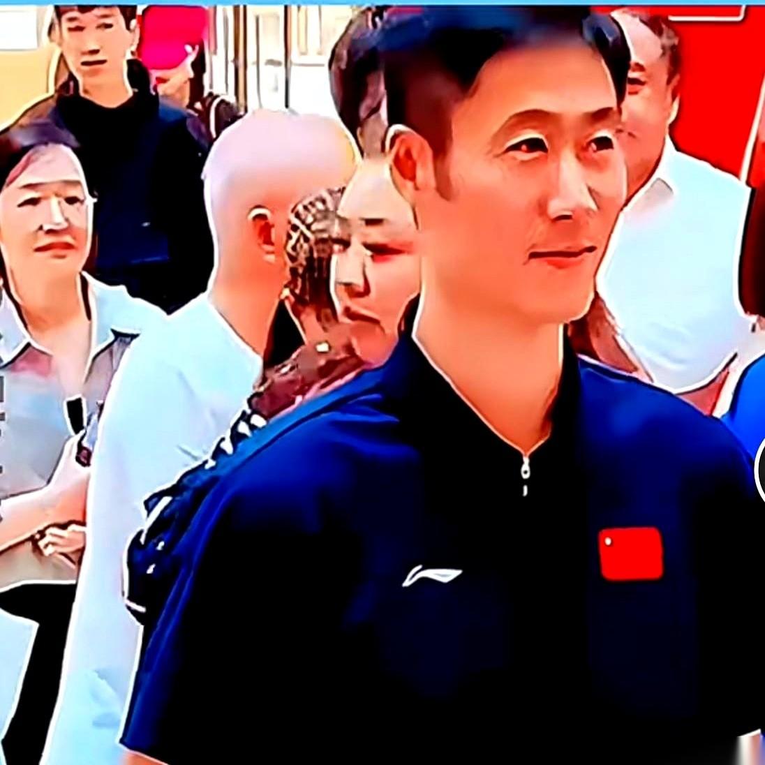 就留一个梁靖崑。多哈这比赛，国乒的名单一出来，我直接好家伙。莎莎、大头、鳗鱼