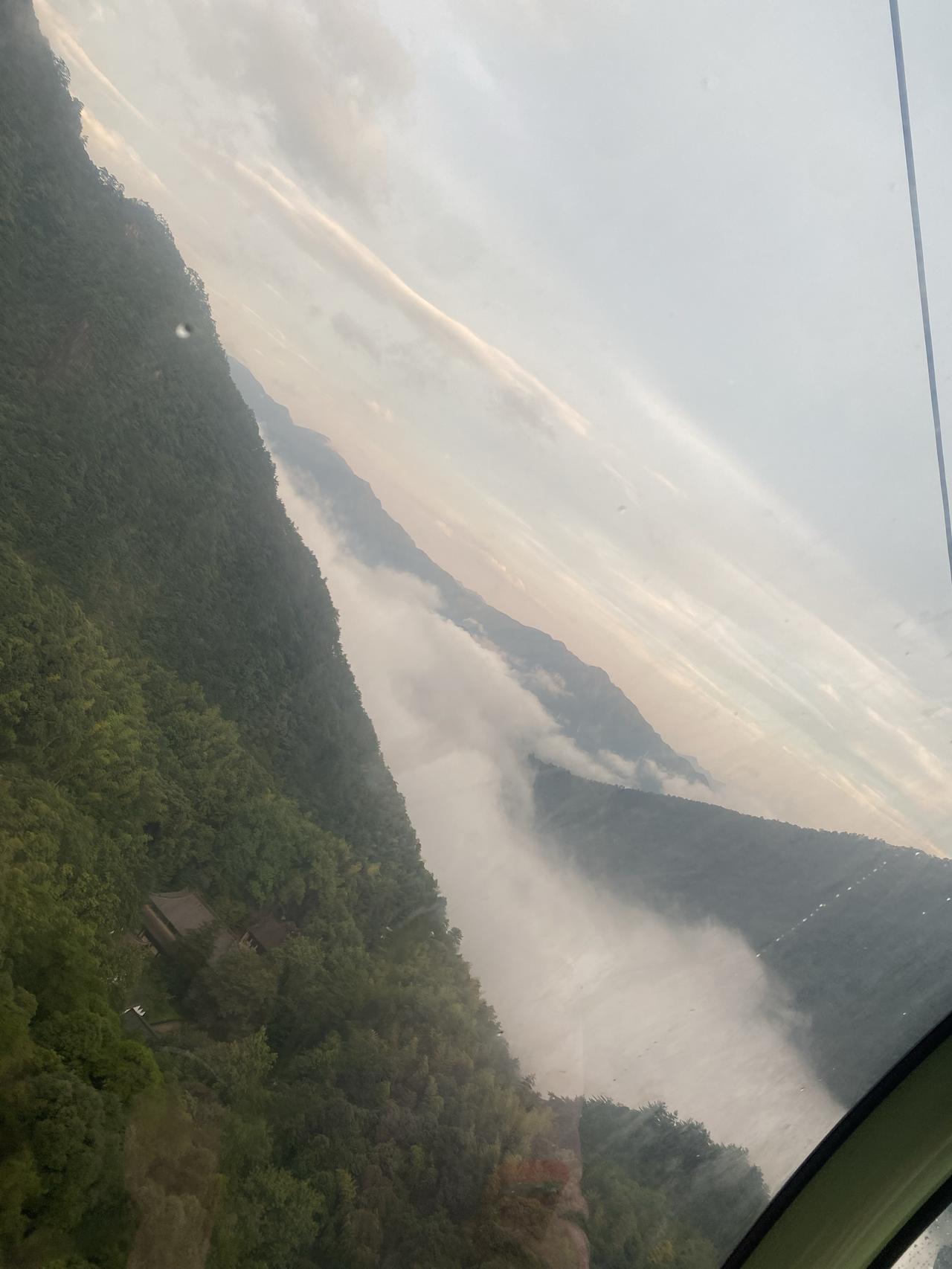 有一种说法，五岳归来不看山、黄山归来不看岳去了黄山和张家界感觉黄山没有传的那