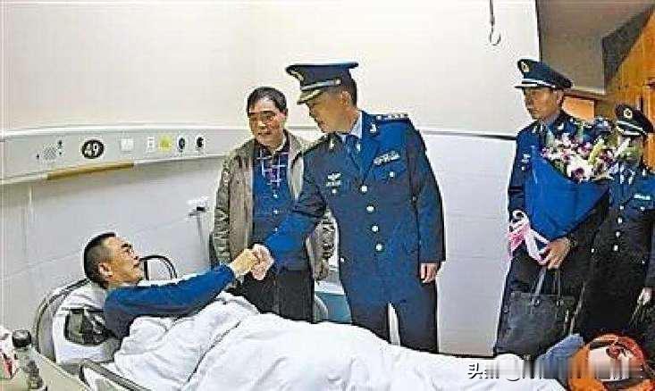 1988年，飞行员何茂生坠机深山，被农民吴华富几人救起。27年后，吴华富患癌无钱
