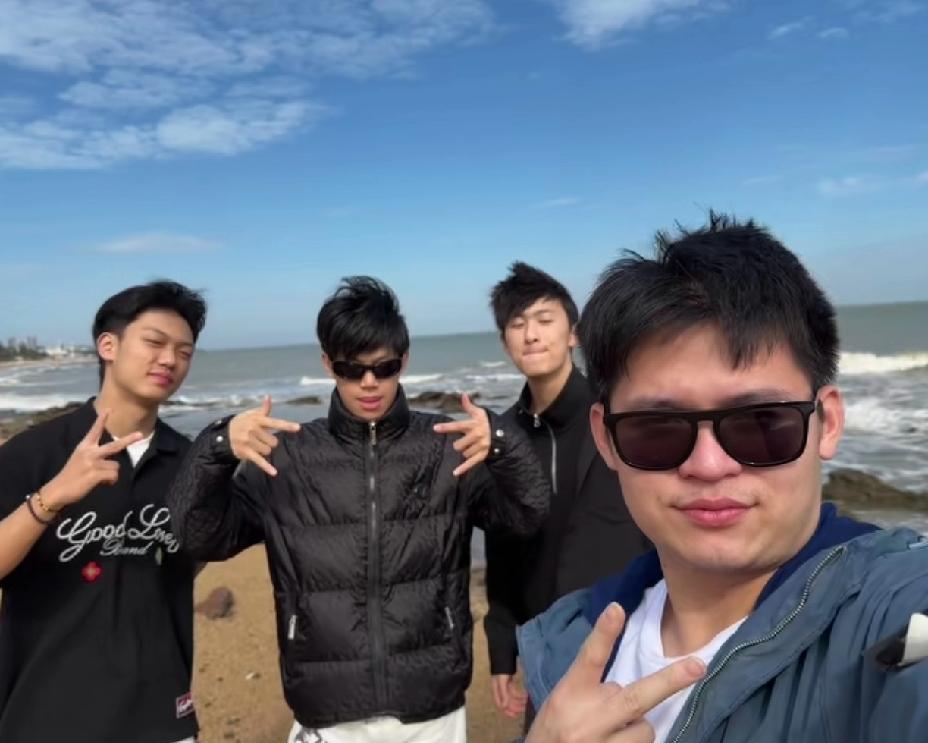 全运会之后，林诗栋回到了海南，获得男子单打银牌的他不负众望，和小伙伴们在一