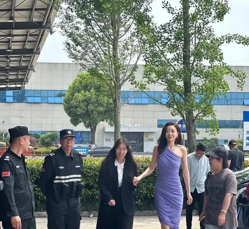 终于知道郭富城为啥当年不娶熊黛林了，本人个子太高像个巨人一样太大只了，身高只有1