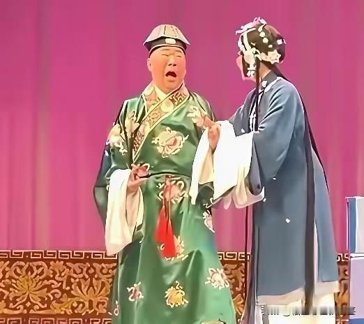 不管郭德纲有内容有没有出格，但是郭德纲真是在努力做事情，为什么这么说？在中国要比