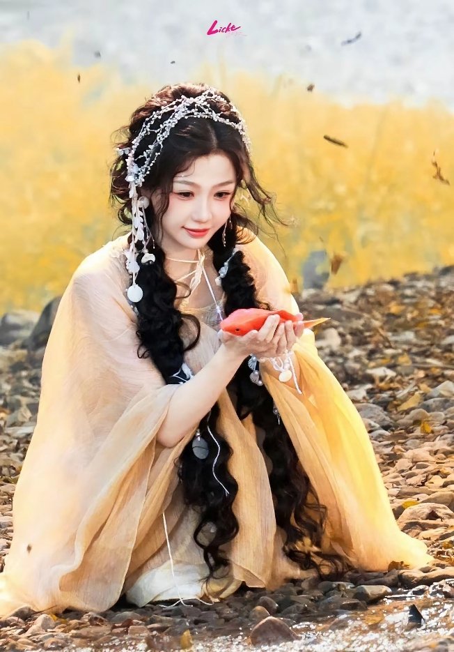 怪不得说时尚是个轮回，古偶造型师卷来卷去，又回归古早审美了。有一说一，确实好看，