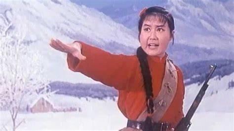 1988年，“小常宝”齐淑芳带着30名演员远走美国，背叛祖国、抛弃丈夫。面对丈夫