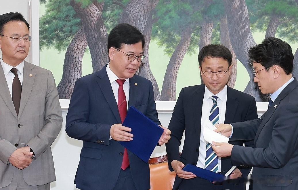 6月8日，韩国共同民主党和国民力量党罕见达成共识，打算分别向国会提交国政调查要求