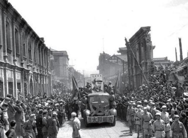 1949年，太原解放前，10个特务刚杀了一批地下党员，正在喝酒庆祝。可特务不知道