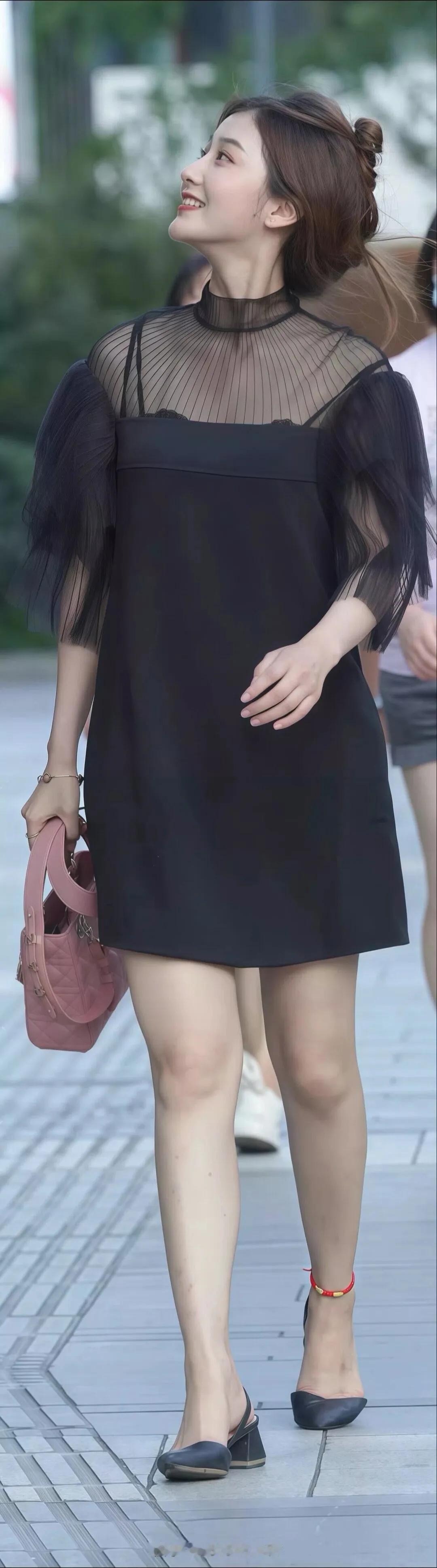 小家碧玉的清新气质，如出水芙蓉🌺，甜美的笑容更能化解你心头千般愁绪，能目睹此花