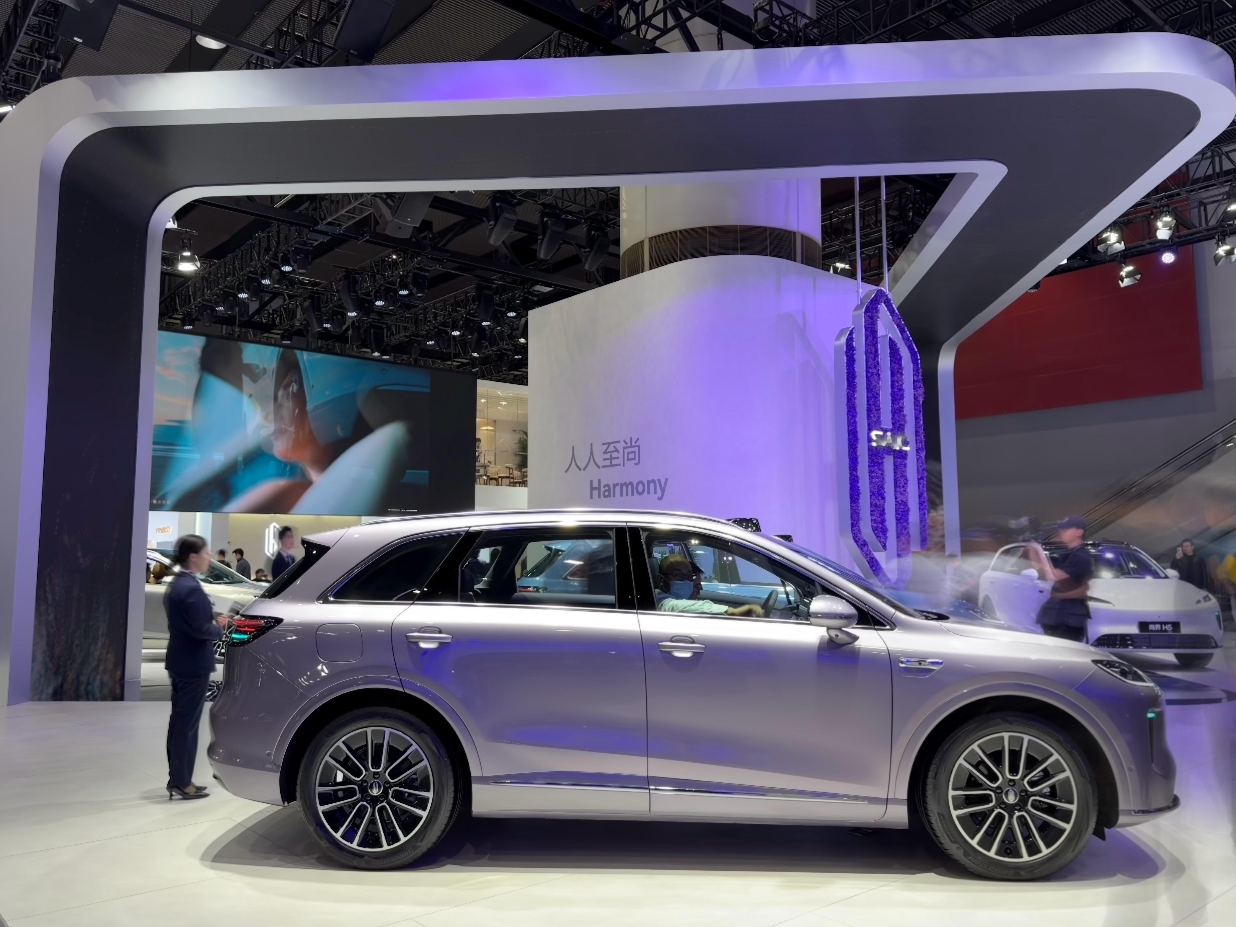 今天在广州车展逛到尚界H5的展台，这新车的颜值直接把我拉住了！淡蓝、浅白这些低饱