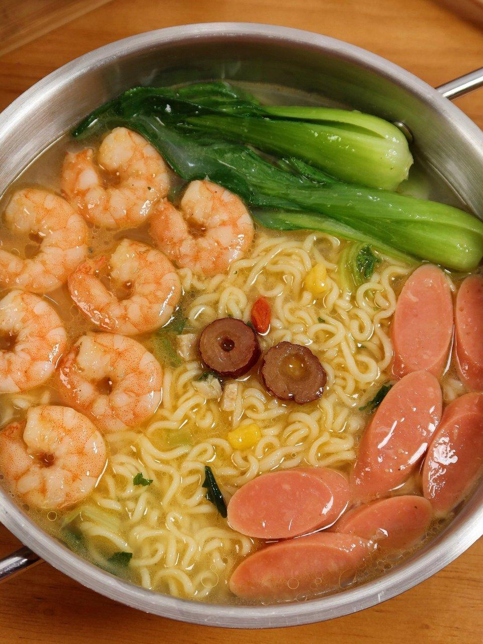 今天星期日，老公懒得动弹，我起来做饭。家里就剩下最后一个鸡蛋了。但是有青菜火腿肠