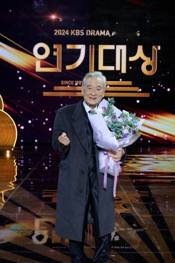 ，韩国演员李顺载去世，享年91岁！据韩媒报道，九旬之际,李顺载依然没有离开舞台和