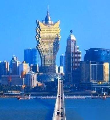 临走前，把后路给你铺得明明白白，甚至可以说是金光大道——欧盟护照，几乎人手一本。