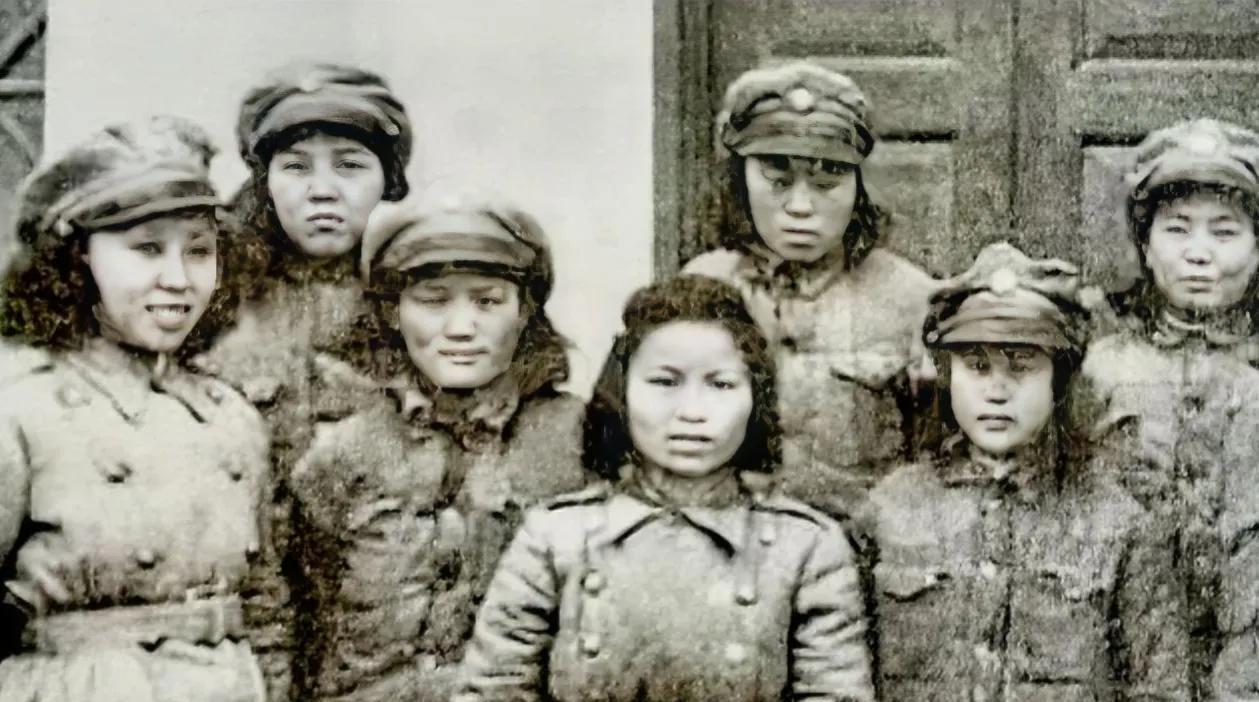 1942年，7名军统姑娘被日本鬼子围住。日本鬼子见是女兵，兽性大发，便丢下枪，一