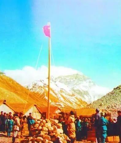 1953年，尼泊尔想把珠峰全部划到尼泊尔名下，理由就是：你们中国人都没上去过，怎