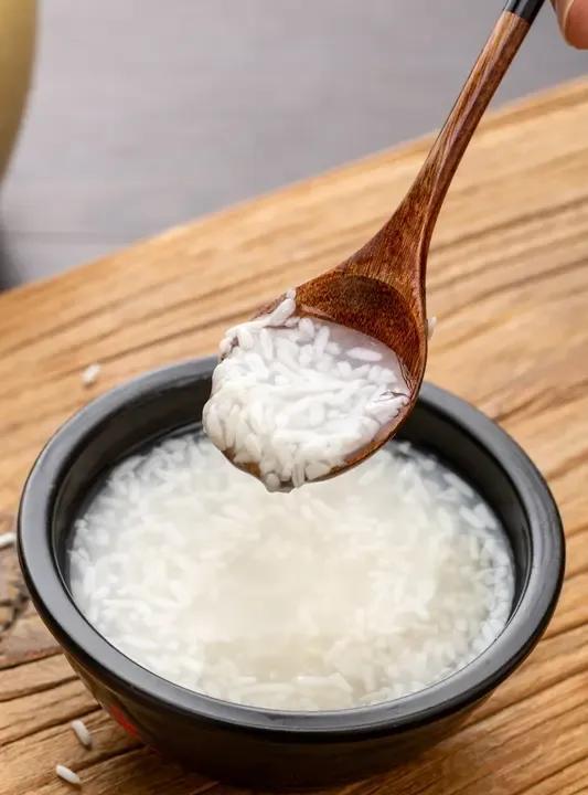 超市卖的米酒为什么不好吃，只有甜味没有酒香味。秘密就是，酒汁已经被抽走了。我
