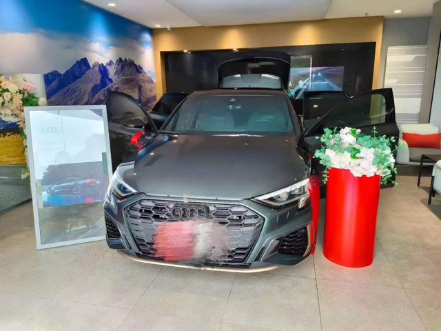 奥迪A3燃速版本落地包含2年利息17.9万元，赠送记录仪，防爆膜，脚垫，无匙进