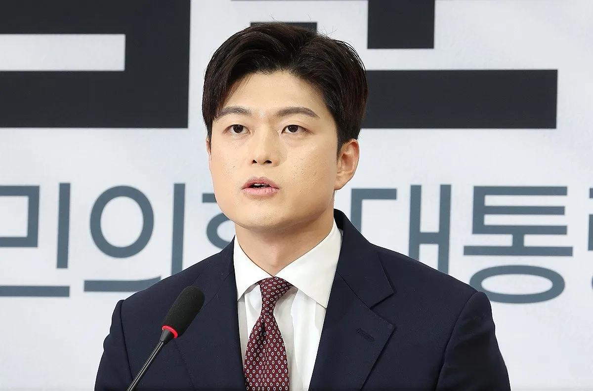 金文洙羞羞答答一副不忍开口的样但民调支持率不答应，毫无起色。“代言人”金龙泰