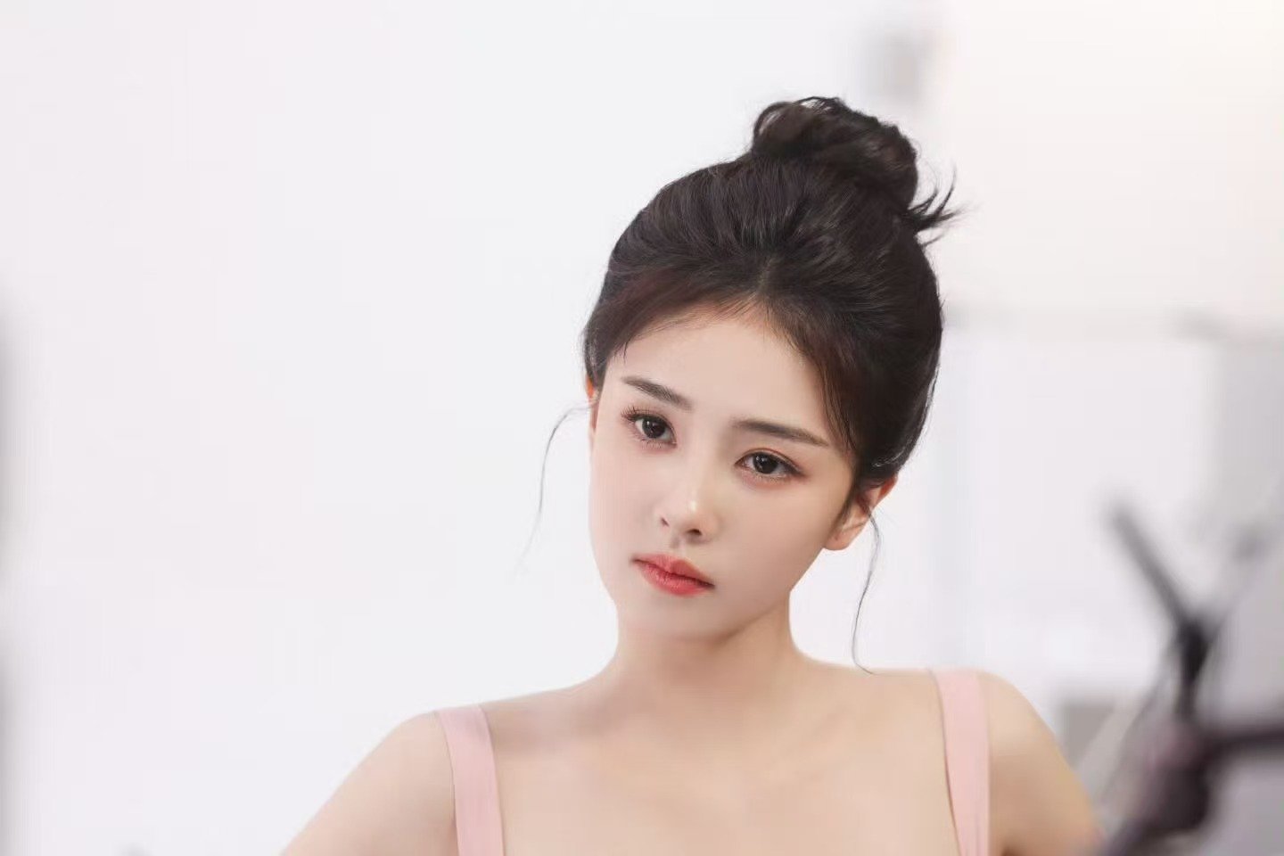 白鹿粉红拼接裙白鹿丸子头红裙明艳动人！