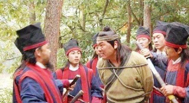 隋朝有个管押送的官员，押送70名流放囚犯去长安，走到半路，他把所有人的枷锁全解了
