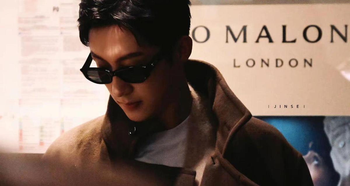 黄景瑜一穿消防服，全网都懂了什么叫男人味。不靠滤镜，不靠修图，肩上的水带一扛，