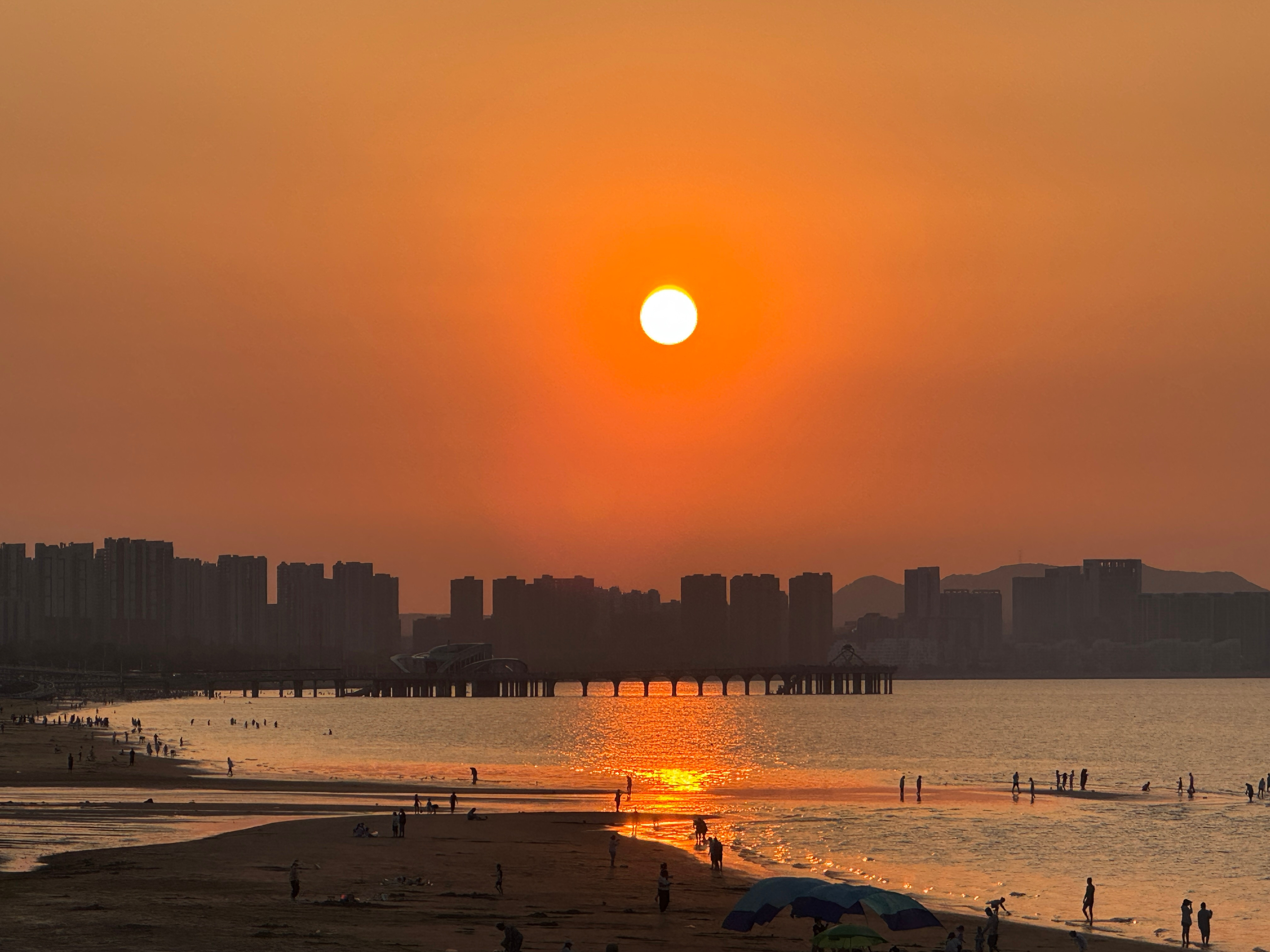 在海边与落日🌄共享浪漫
