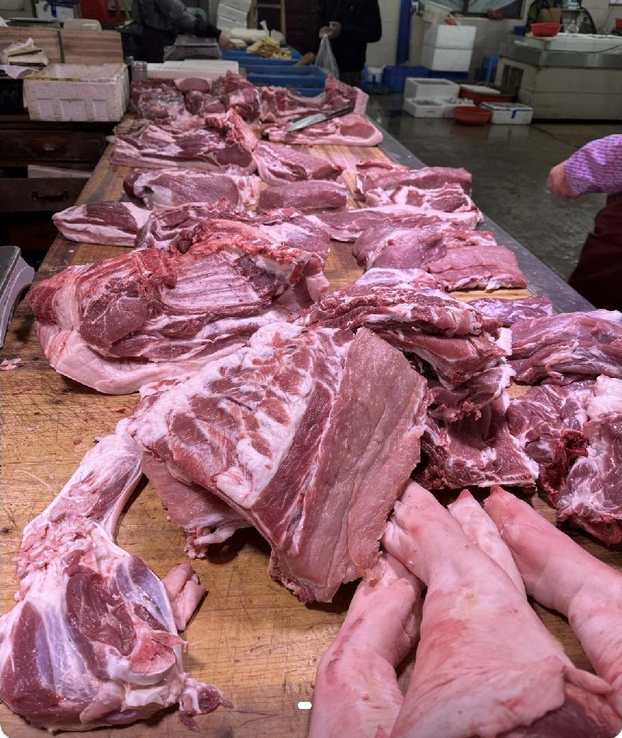 最近买菜的人，可能都发现了一件事：猪肉，跌疯了。福建已经5块多一斤，北方