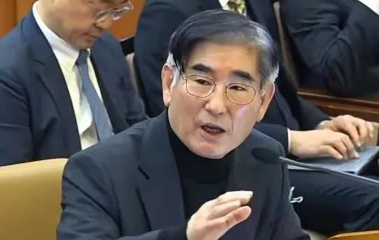 上梁不正下梁歪，韩国原总统尹锡悦的心腹前国防部长金显龙这时候也受到了审理，他模仿