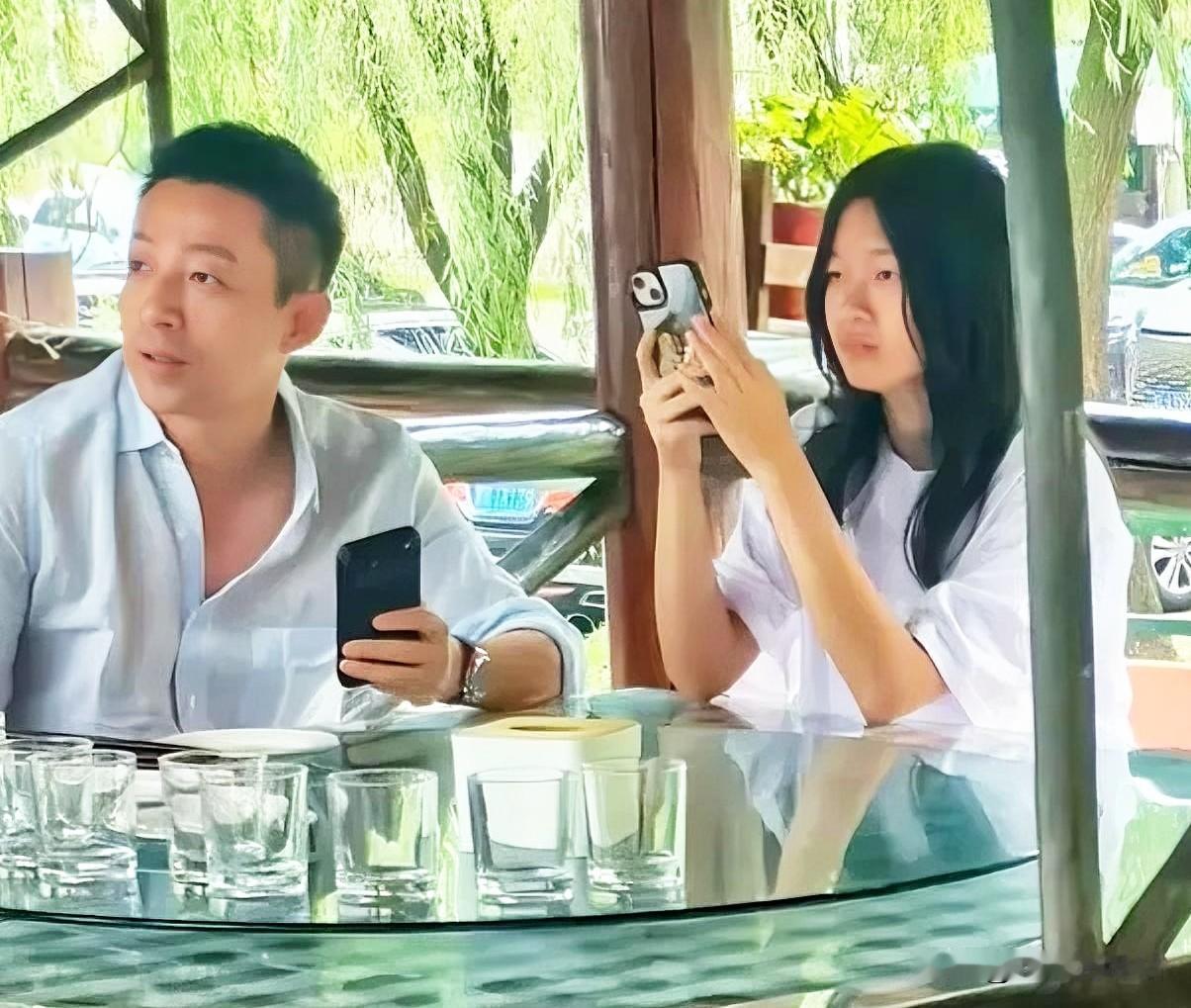 没想到小姑娘的腿白到发光，汪希玥回北京过中秋，和爸爸郊区玩水穿短裤露腿，露在牛仔