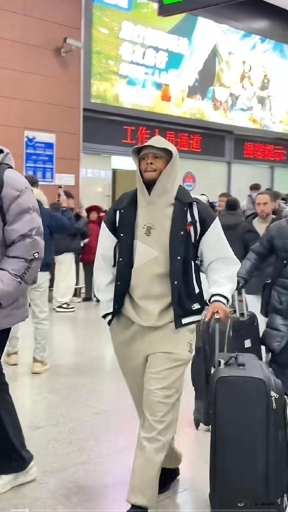 辽宁队外援亨特迈着趾高气昂的步伐，跟随辽宁队去山西太原旅游一圈回到沈阳。亨特人