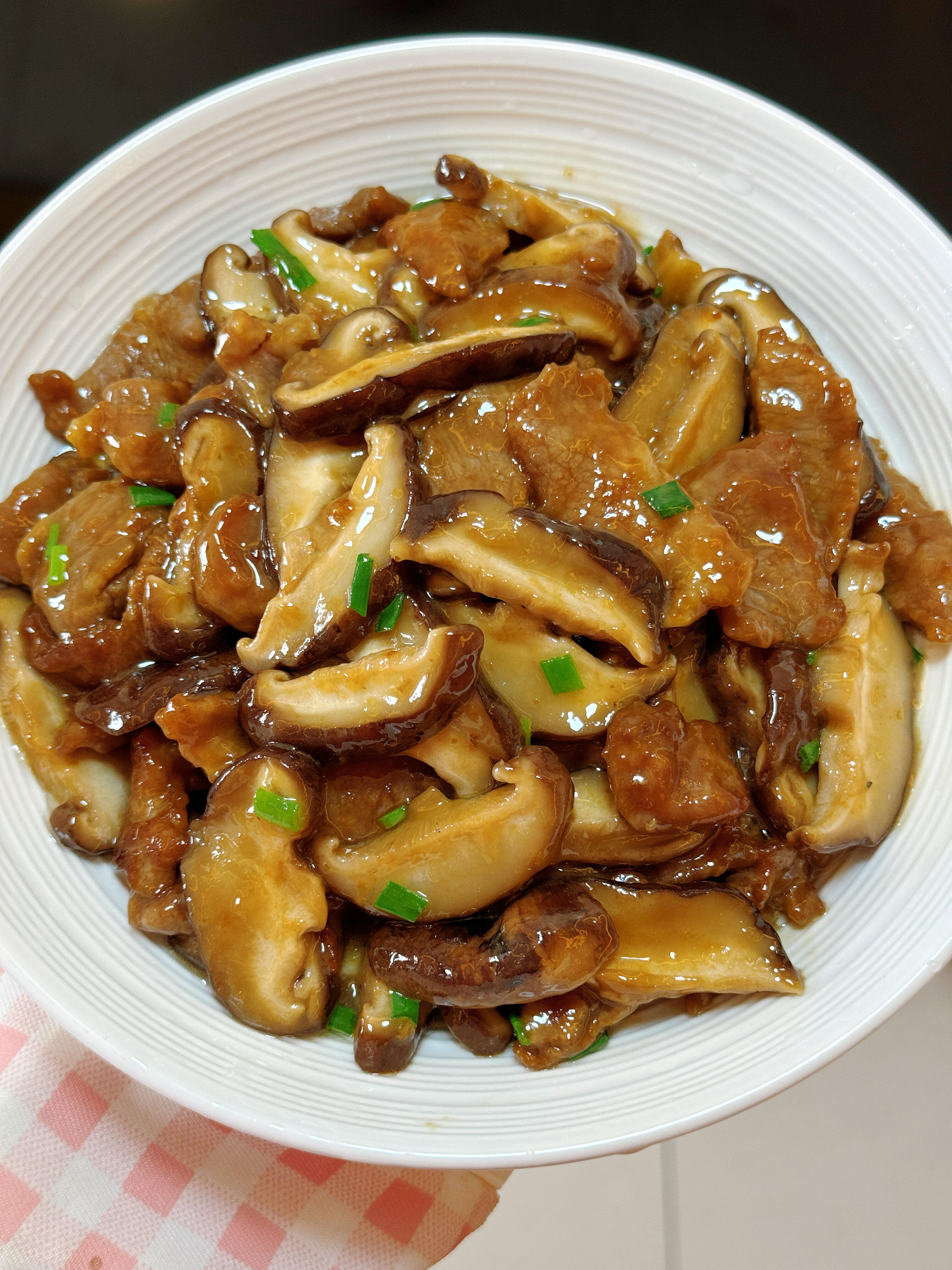 百吃不厌✨香菇炒肉，鲜嫩爽滑，配饭直接封神家人们谁懂啊😭这道香菇炒肉，真的