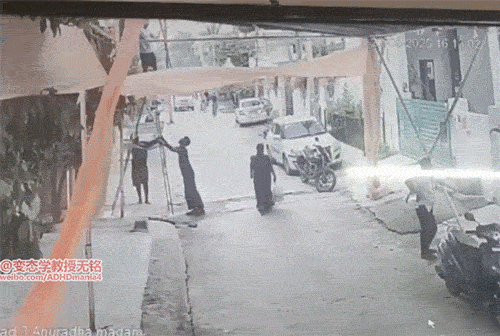 这究竟是艺高胆大，还是愚蠢至极？在印度北方邦，四名男子在街头修理高压线。要命的