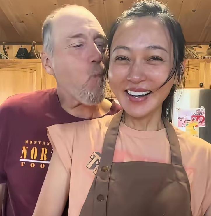 一名黑龙江女生在美国念书，外出游玩时认识了一位当地农场主，短短半年就确定了恋爱关